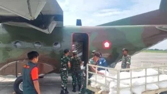 Ancaman Bencana Hidrometeorologi Meningkat, Jatim Intensifkan Modifikasi Cuaca 2025 Penyiapan garam dan kapur tohor yang akan digunakan untuk operasi modifikasi cuaca