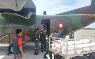 Ancaman Bencana Hidrometeorologi Meningkat, Jatim Intensifkan Modifikasi Cuaca 2025 Penyiapan garam dan kapur tohor yang akan digunakan untuk operasi modifikasi cuaca