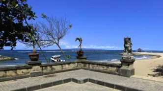 Suasana pantai terlihat sepi di bali libur nataru