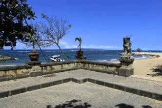 Suasana pantai terlihat sepi di bali libur nataru