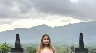 Viral turis joget di borobudur