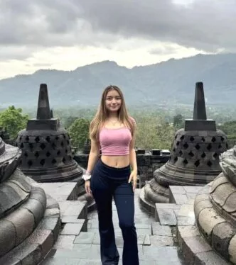 Viral turis joget di borobudur