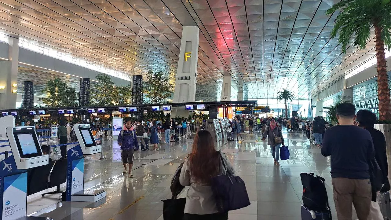Cuaca Ekstrem di Bandara Soekarno-Hatta, 109 Penerbangan Tertunda, 31 Penerbangan Dialihkan ke Bandara Lain 109 Penerbangan Delay Akibat Cuaca Buruk, 31 Diantaranya Dialihkan