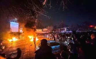 Kerusuhan Protes Iran Tewaskan Puluhan Polisi, Pemerintah Tuduh Mossad dan CIA Aksi Demonstran di Teheran pada 9 Januari