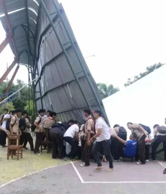 Atap Halaman Upacara SMAN 1 Susukan Cirebon Ambruk, Siswi Tertimpa Reruntuhan