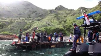 Bangkai Kapal KM Putri Sakinah di Labuan Bajo