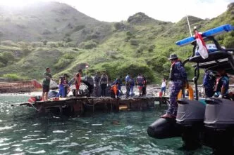Bangkai Kapal KM Putri Sakinah di Labuan Bajo