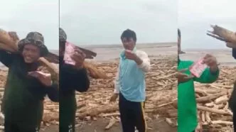 Banjir Gunung Slamet Terjang Pantai Larangan Tegal, Bapak bapak Temukan Uang dan Kayu Gelondongan