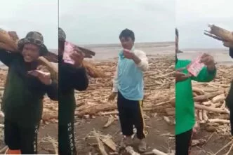 Banjir Gunung Slamet Terjang Pantai Larangan Tegal, Bapak bapak Temukan Uang dan Kayu Gelondongan