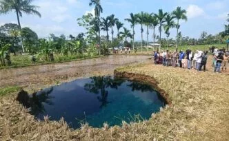 Fenomena Aneh di Sumbar, Warga Yakin Air Sinkhole Bisa Sembuhkan, Ahli Itu Mitos!
