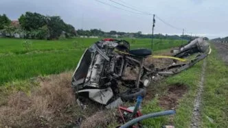 KA Menoreh Hantam Truk Air di Cirebon, Jalur Kereta Sempat Lumpuh