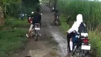 Kades Ngepringan Sragen Mandi Lumpur, Jalan Kabupaten Rusak Parah Picu Kecelakaan