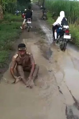 Kades Ngepringan Sragen Mandi Lumpur, Jalan Kabupaten Rusak Parah Picu Kecelakaan