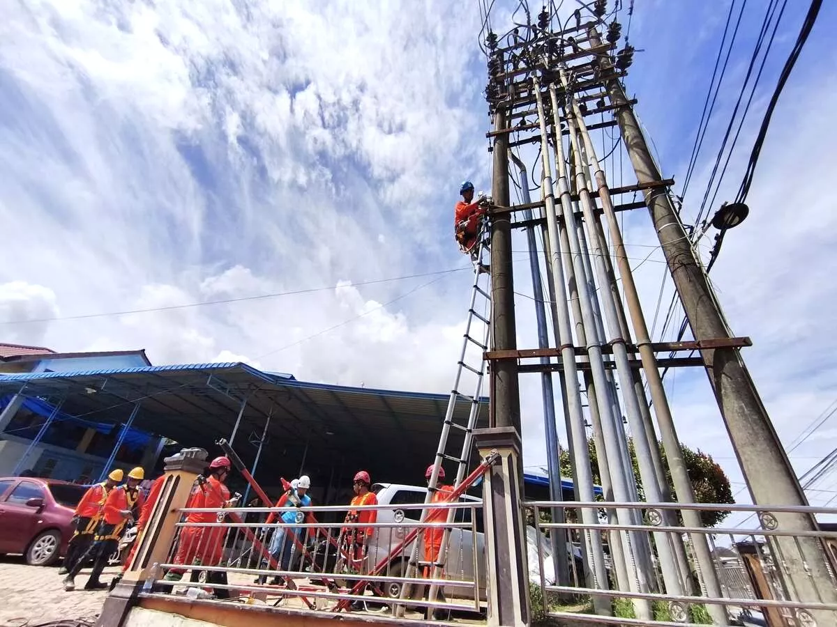 Darmawan Prasodjo Sebut Infrastruktur Listrik Aceh Rusak Dahsyat, PLN Kerahkan 1.600 Personel Kerusakan Listrik Aceh Tak Pernah Terjadi Sebelumnya, Dirut PLN Menangis di DPR