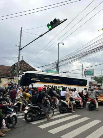 Ngeblong Lampu Merah, Bus Harapan Jaya Sebabkan Kecelakaan Beruntun di Simpang Muning Kediri