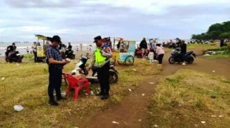 Petugas kepolisian mengecek dan menyisir Kawasan Pantai Sigandu Batang