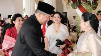 Presiden ke 6 RI, Susilo Bambang Yudhoyono berjabat tangan dengan Presiden ke 5 RI, Megawati Soekarnoputri jelang Upacara HUT Kemerdakaan RI ke 72 di Istana Merdeka