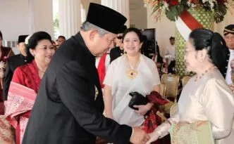 Nama SBY dan Megawati Terseret Isu Ijazah Jokowi, PDIP Bahas Langkah Hukum Presiden ke 6 RI, Susilo Bambang Yudhoyono berjabat tangan dengan Presiden ke 5 RI, Megawati Soekarnoputri jelang Upacara HUT Kemerdakaan RI ke 72 di Istana Merdeka
