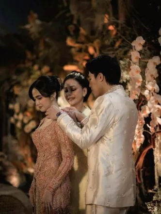 Resmi Bertunangan, El Rumi dan Syifa Hadju Gelar Lamaran Romantis di Jakarta Pusat