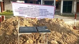 Sengketa Sekdes Berujung Blokade, Gerbang Kantor Desa Rimbo Panjang Ditimbun Tanah