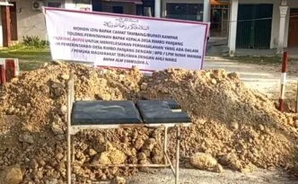 Sengketa Sekdes Berujung Blokade, Gerbang Kantor Desa Rimbo Panjang Ditimbun Tanah
