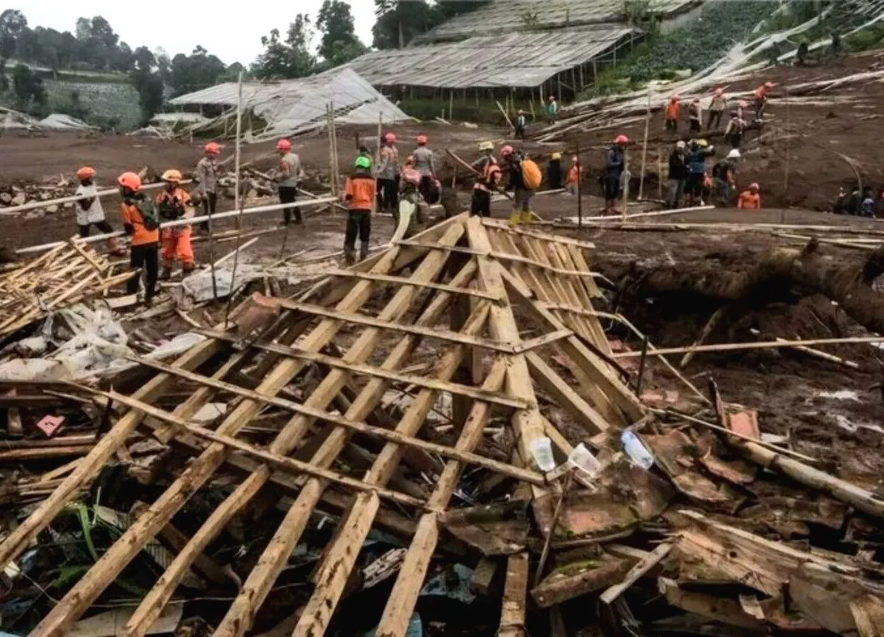 Longsor di Bandung Barat Tewaskan 8 Orang, 82 Warga Masih Dalam Pencarian Tanah Longsor Terjang Cisarua Bandung Barat, Delapan Orang Meninggal Dunia