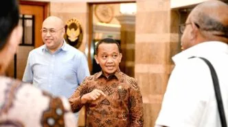 Viral di Media Sosial, Bahlil Lahadalia Ceritakan Masa Kecil Tanpa Listrik