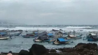 Ilustrasi gelombang tinggi di pesisir selatan jawa
