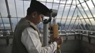 Ilustrasi pengamatan hilal