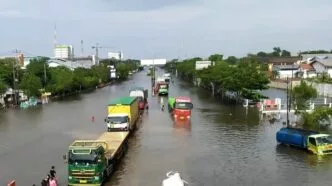 Jalan pantura kaligawe semarang terendam banjir