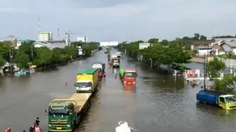 Jalan pantura kaligawe semarang terendam banjir