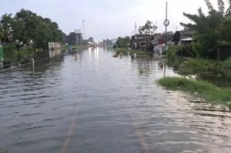 Jalur rel KA terrendam banjir di pekalongan
