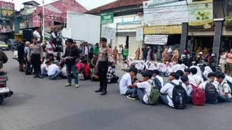 Penyegelan sekolah di garut, siswa makan MBG di emperan