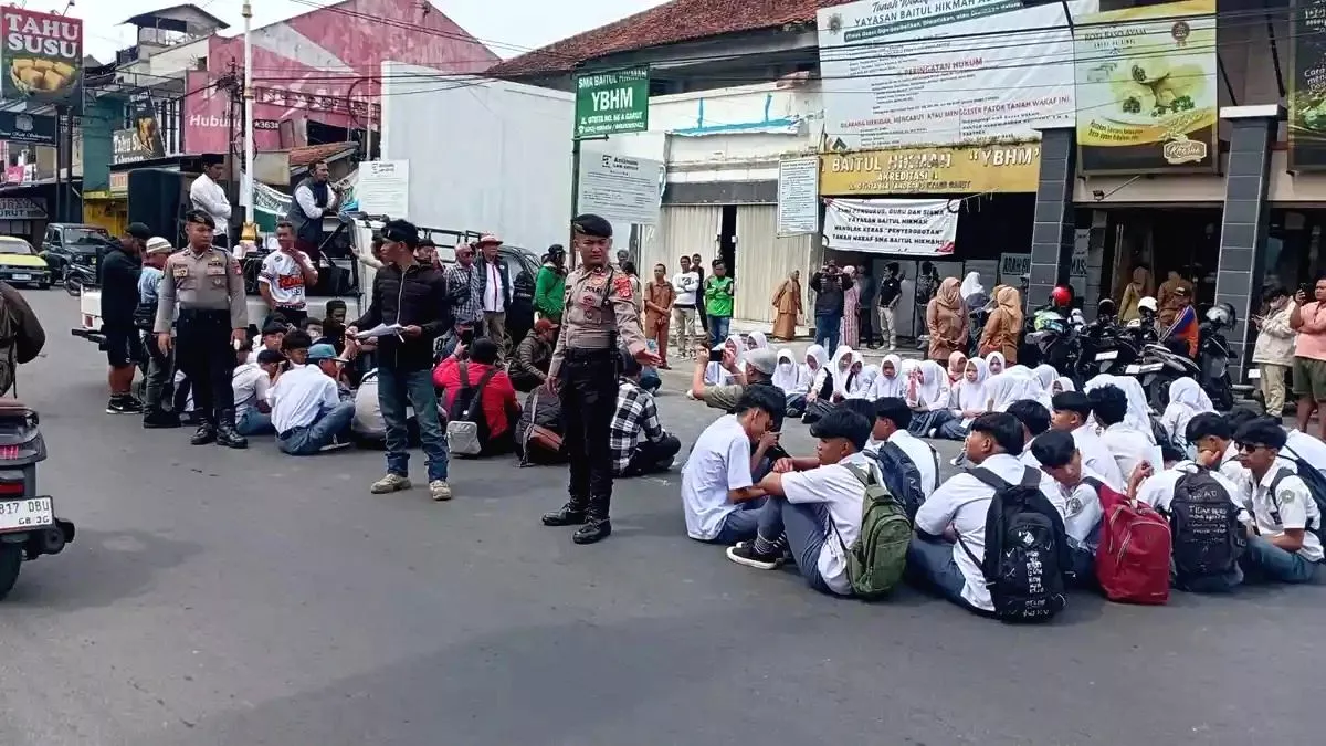 Sengketa Lahan, Pengusaha Segel Gerbang Sekolah di Garut hingga Siswanya Terpaksa Makan MBG di Emperan Penyegelan sekolah di garut, siswa makan MBG di emperan
