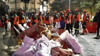 Petugas dinas kebersihan jakarta membersihkan sampah tahun baru