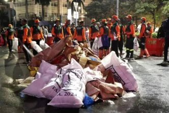 Petugas dinas kebersihan jakarta membersihkan sampah tahun baru