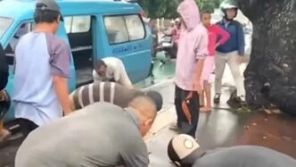 Sekelompok remaja coba curi rel di sekitar stasiun jatinegara