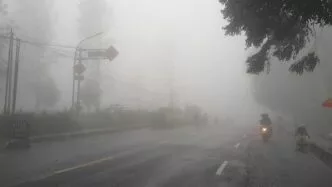 Situasi jalan raya puncak bogor berkabut tebal