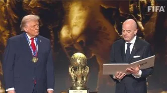 Trump saat mendapat medali FIFA