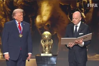 Trump saat mendapat medali FIFA