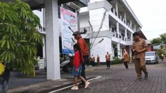 Warga keluar gedung saat gempa di pacitan