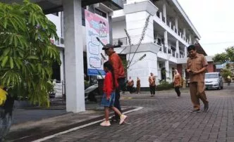 Warga keluar gedung saat gempa di pacitan