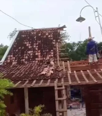 Bongkar Rumah Demi Pembagian Harta, Video di Grobogan Jadi Sorotan Netizen