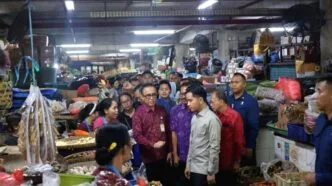 Datangi Pasar Badung Bali, Gibran Belanja Bawang hingga Bagi Amplop ke Pedagang