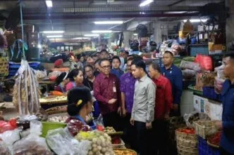Gibran Rakabuming Kunjungi Pasar Badung Denpasar, Bagi Amplop dan Celemek Bertuliskan ‘G’ Datangi Pasar Badung Bali, Gibran Belanja Bawang hingga Bagi Amplop ke Pedagang