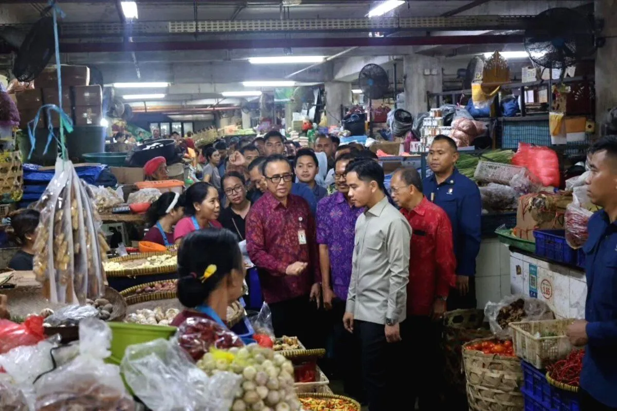 Gibran Rakabuming Kunjungi Pasar Badung Denpasar, Bagi Amplop dan Celemek Bertuliskan ‘G’ Datangi Pasar Badung Bali, Gibran Belanja Bawang hingga Bagi Amplop ke Pedagang