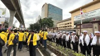 Demo BEM UI Cs di Mabes Polri Desak Copot Kapolri hingga Reformasi Polri, Polisi Berpeci dan Berbagi Takjil