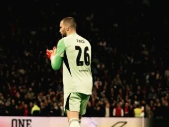 Dipercaya Starter, Maarten Paes Tampil Solid di Laga Ajax vs NEC