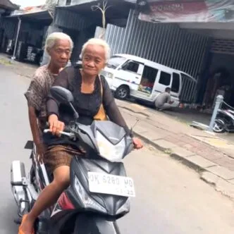 Heboh di Klungkung, Dua Nenek Naik Motor Ternyata Ibu Anak dari Kemoning