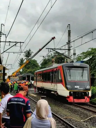Kronologi Kereta Bandara Soekarno Hatta Seret Truk Kontainer di Rel Poris, Tangerang